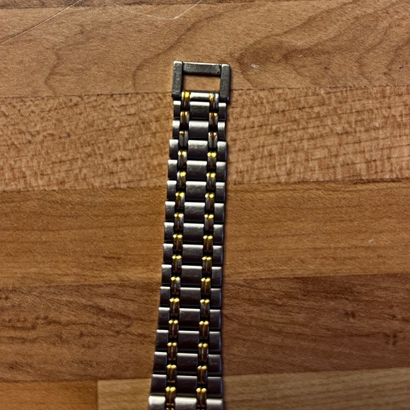 Gucci Watch. Model 9000L. Preowned by only me. - Picture 5 of 6